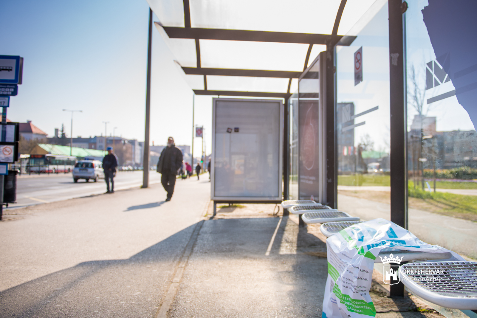 Elfogták a férfit, aki letépte a koronavírus-tájékoztató plakátokat a buszpályaudvarnál