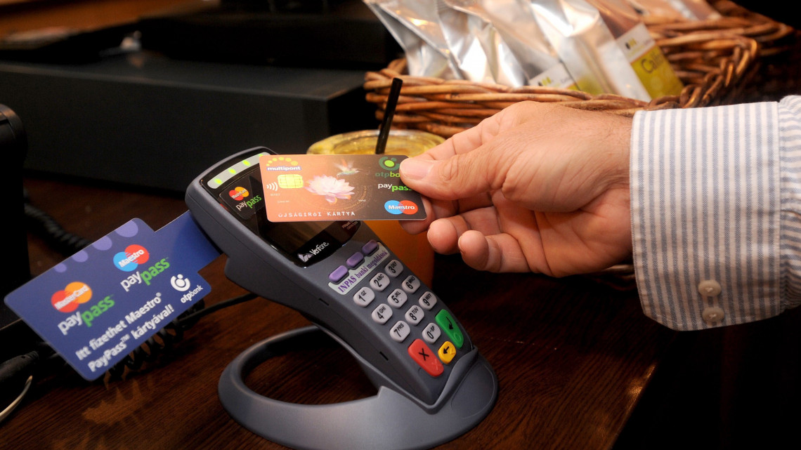 Fontos változás a bankkártyáknál: 15 ezer forintra emelték a limitet
