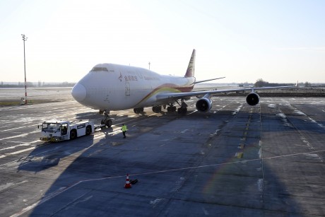 Lélegeztetőgépeket is hozott a Kínából érkezett újabb repülőgép