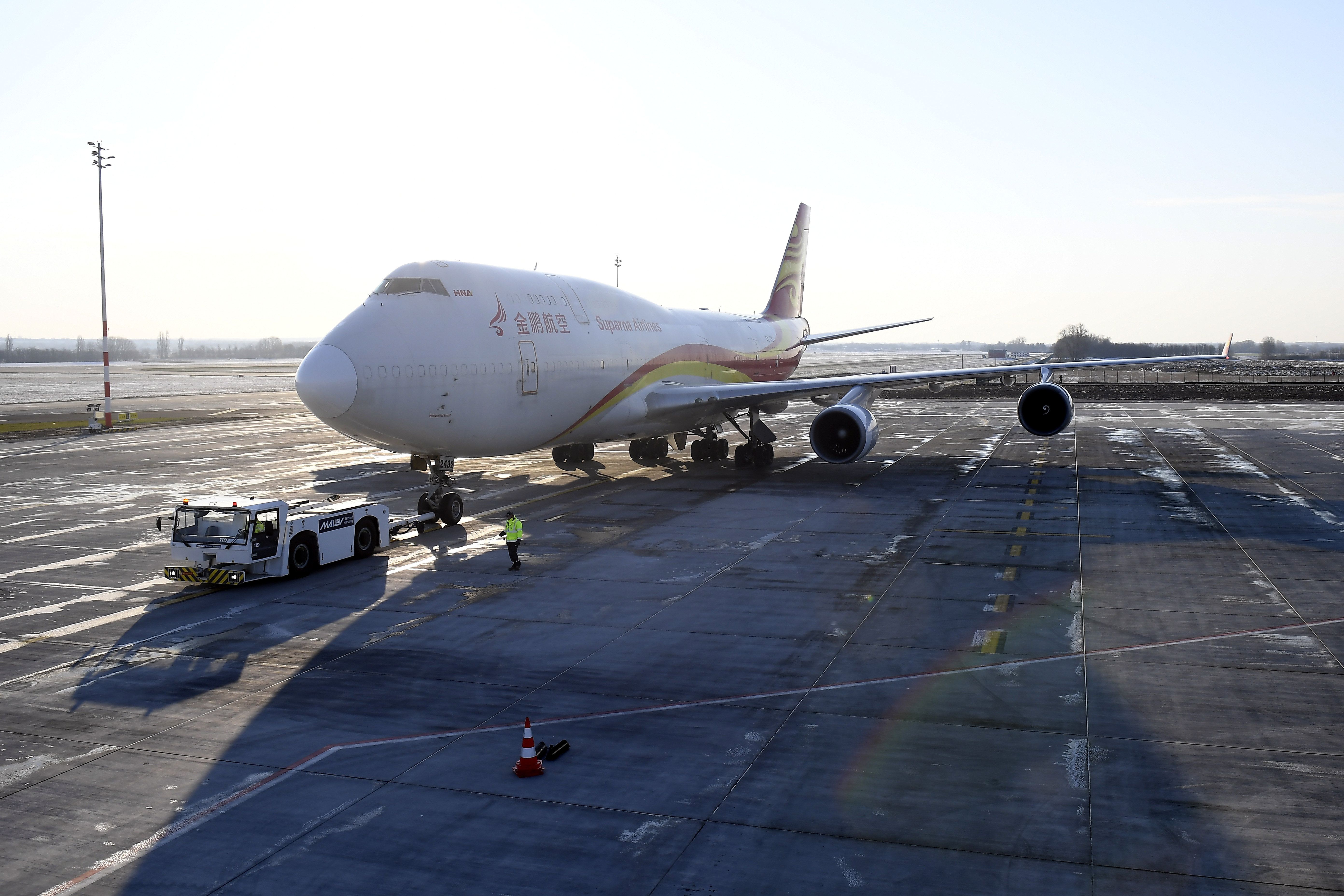 Lélegeztetőgépeket is hozott a Kínából érkezett újabb repülőgép