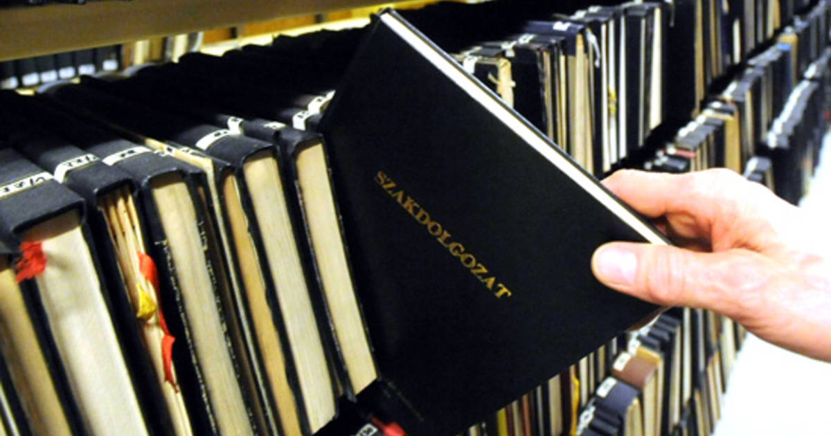 Így változik a szakdolgozatok leadási határideje a fehérvári egyetemeken