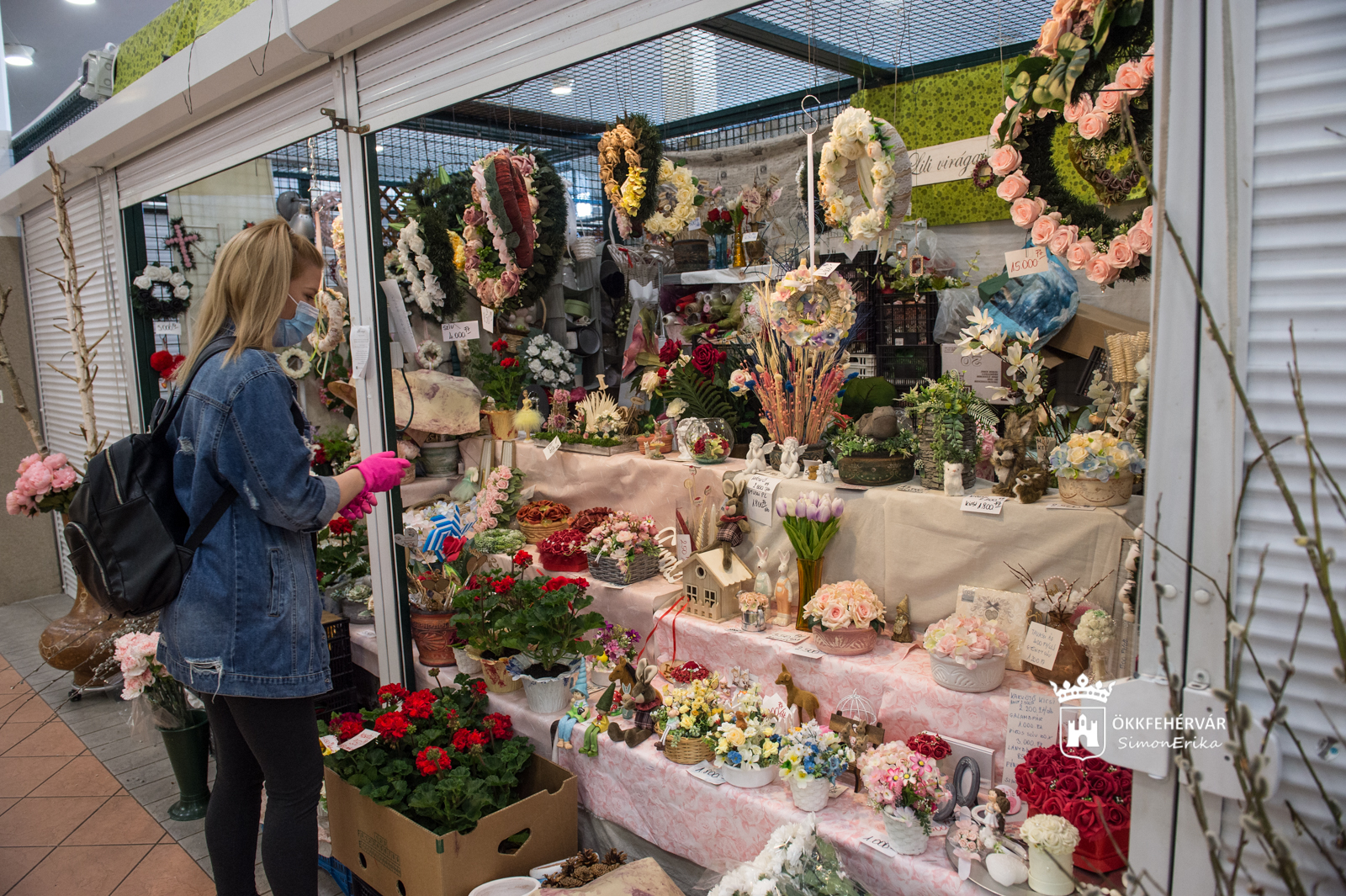 Szabályt követő árusok és vásárlók a Városi Piacon