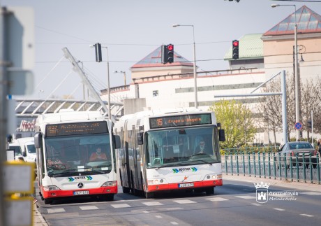 Gyakrabban indul 15-ös járat, tovább érvényes a bérlet – közösségi közlekedéssel kapcsolatos hírek