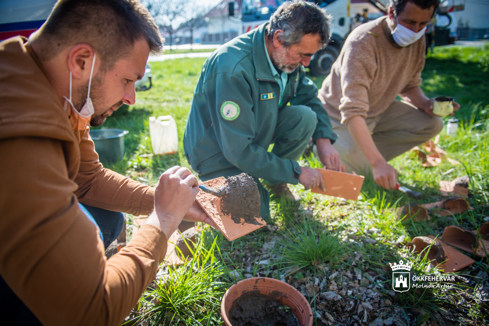 Közel harminc mű fecskefészket helyeztek ki a Fecskepart utcában