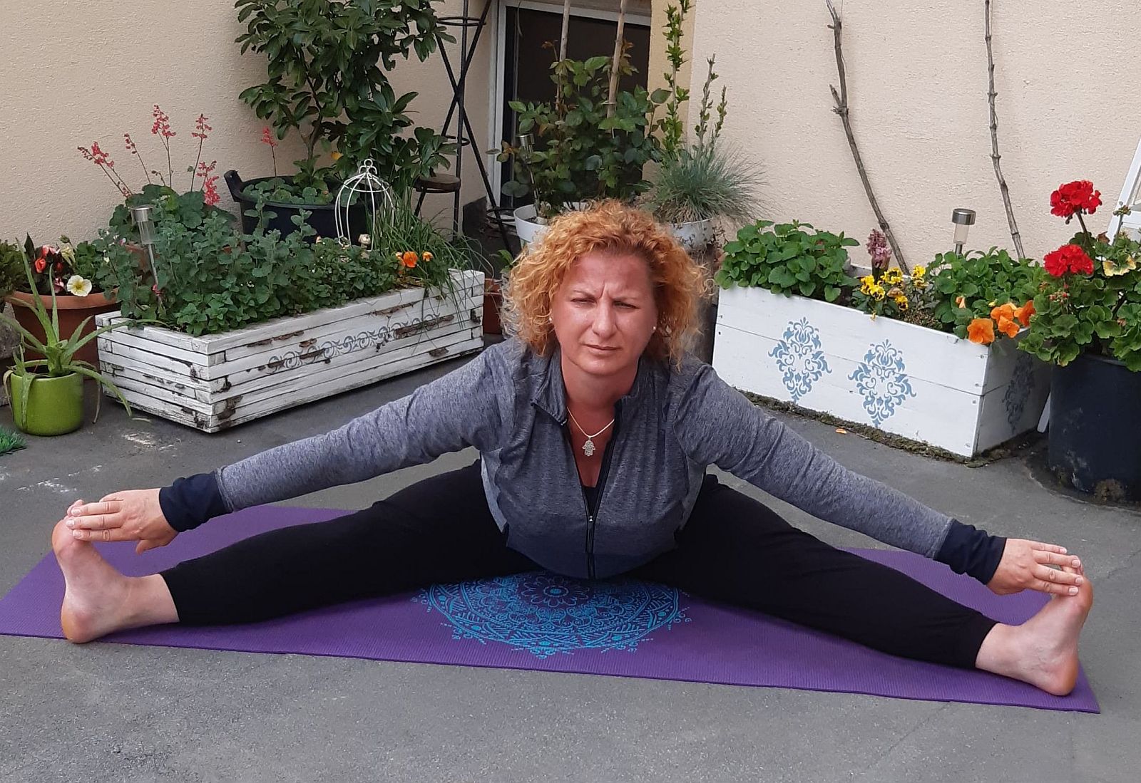 Ászanák székkel, sámlival, díszpárnával - beszélgetés Bódis Veronika jógaoktatóval