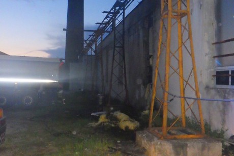 Megmentették a szerelőműhelyt a fehérvári lánglovagok az éjszaka