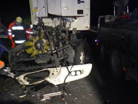 A kamion fülkéje is leszakadt az éjszakai balesetben