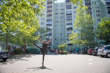 Zenével, tánccal csalta ki az ablakokba a nézőket a Művészkaraván első produkciója