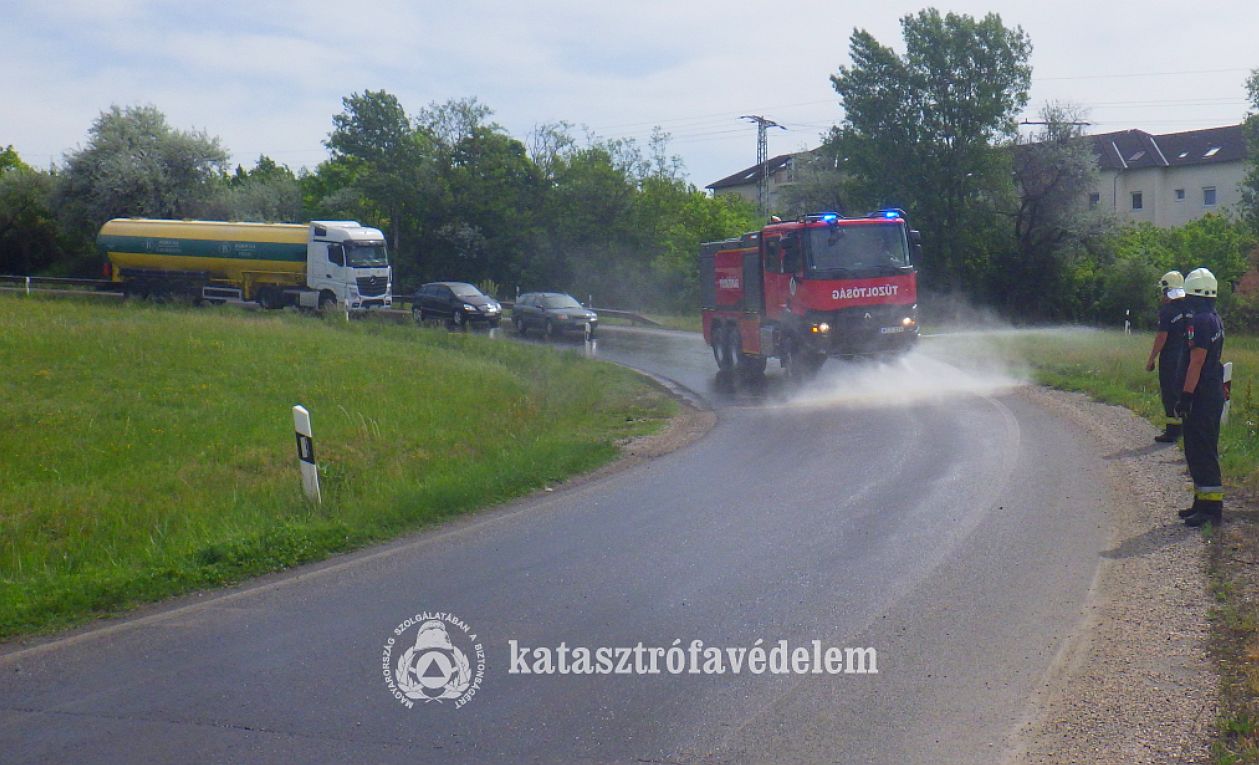 Műtrágya folyt az útra a 81-es fehérvári lehajtójánál