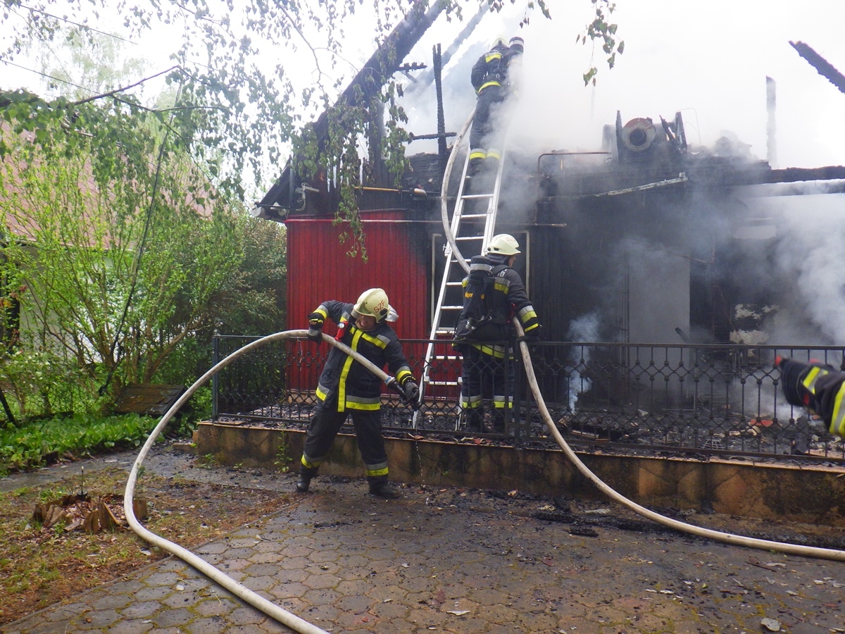 Négy vízsugárral oltották el a fehérvári és a velencei tűzoltók az égő nyaralót