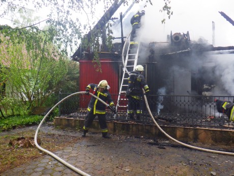 Négy vízsugárral oltották el a fehérvári és a velencei tűzoltók az égő nyaralót