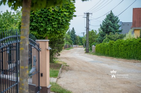 A villanyoszlopok áthelyezésével és csatorna építéssel kezdődik a Poprádi felújítása