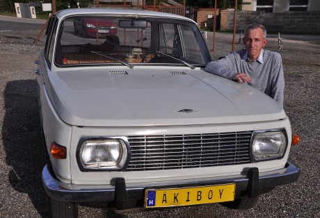 Bemutatjuk Ákiboyt, a Wartburg-lázban égő fehérvári fodrászmestert