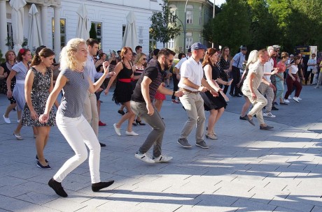 Élő swing a Bregyóban - újraindul a közös tánc a szabadban