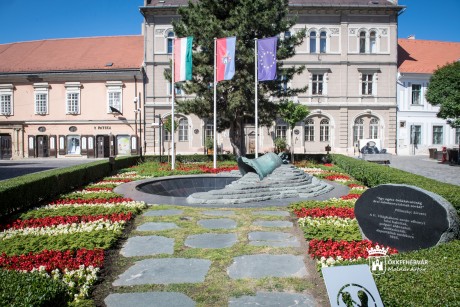 Városi kert(sz)építő - egynyári virágpázsit a belvárosi harangnál