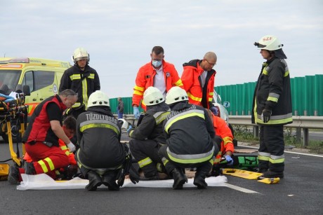 Elsodort egy embert egy szalagkorlátnak csapódott autó az elkerülőn