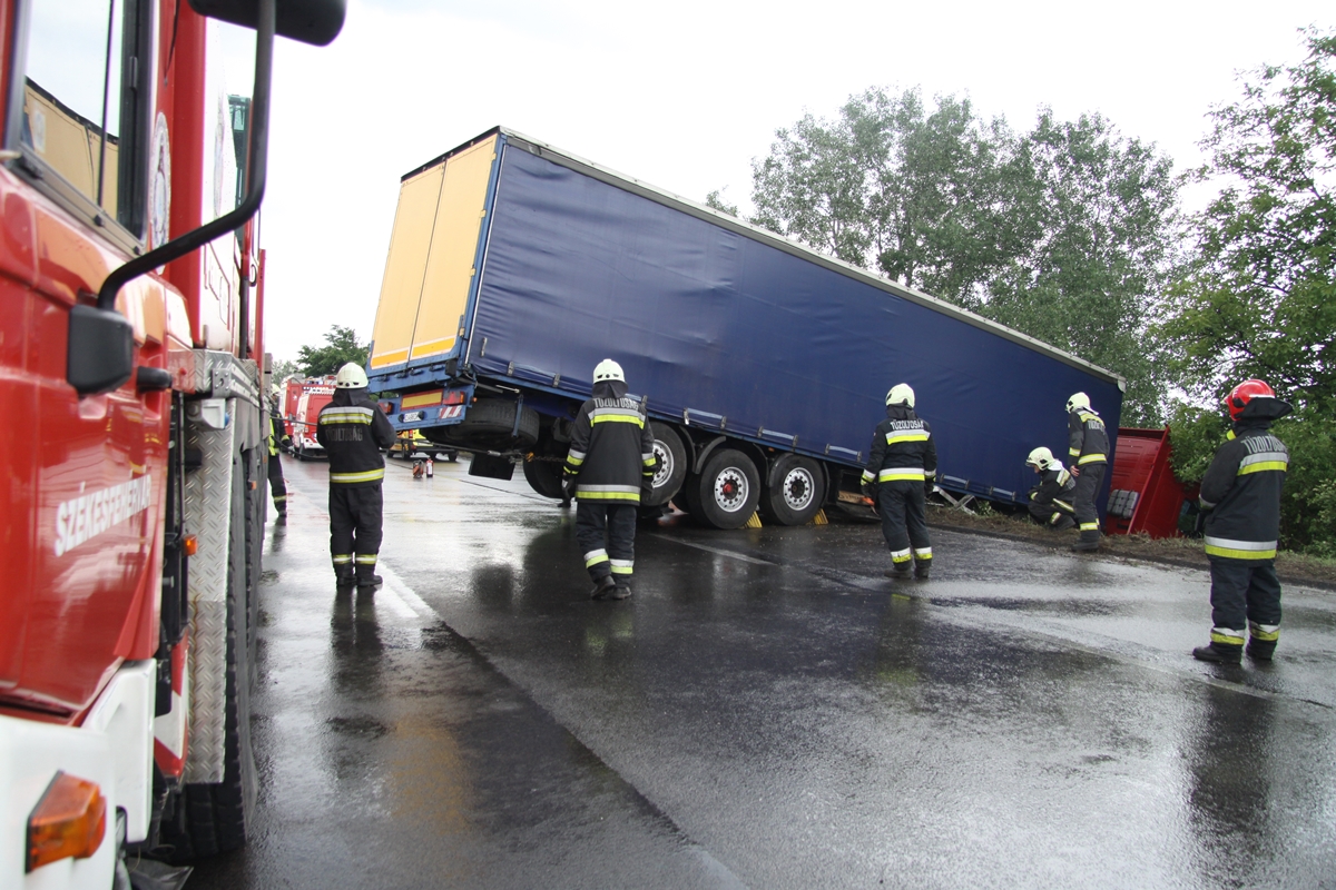 Fák közé csapódott egy kamion az M7-esen Székesfehérvárnál