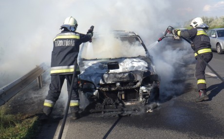 Szerencsére senki nem sérült meg a teljesen kiégett autóban