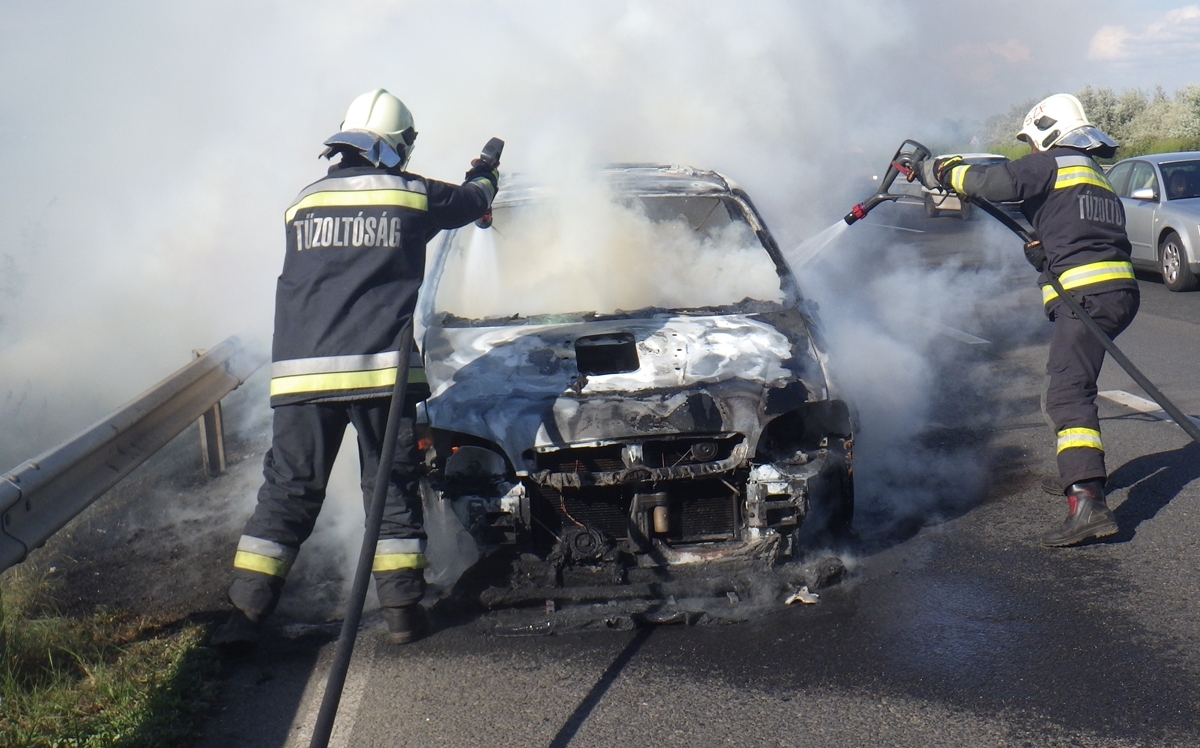 Szerencsére senki nem sérült meg a teljesen kiégett autóban