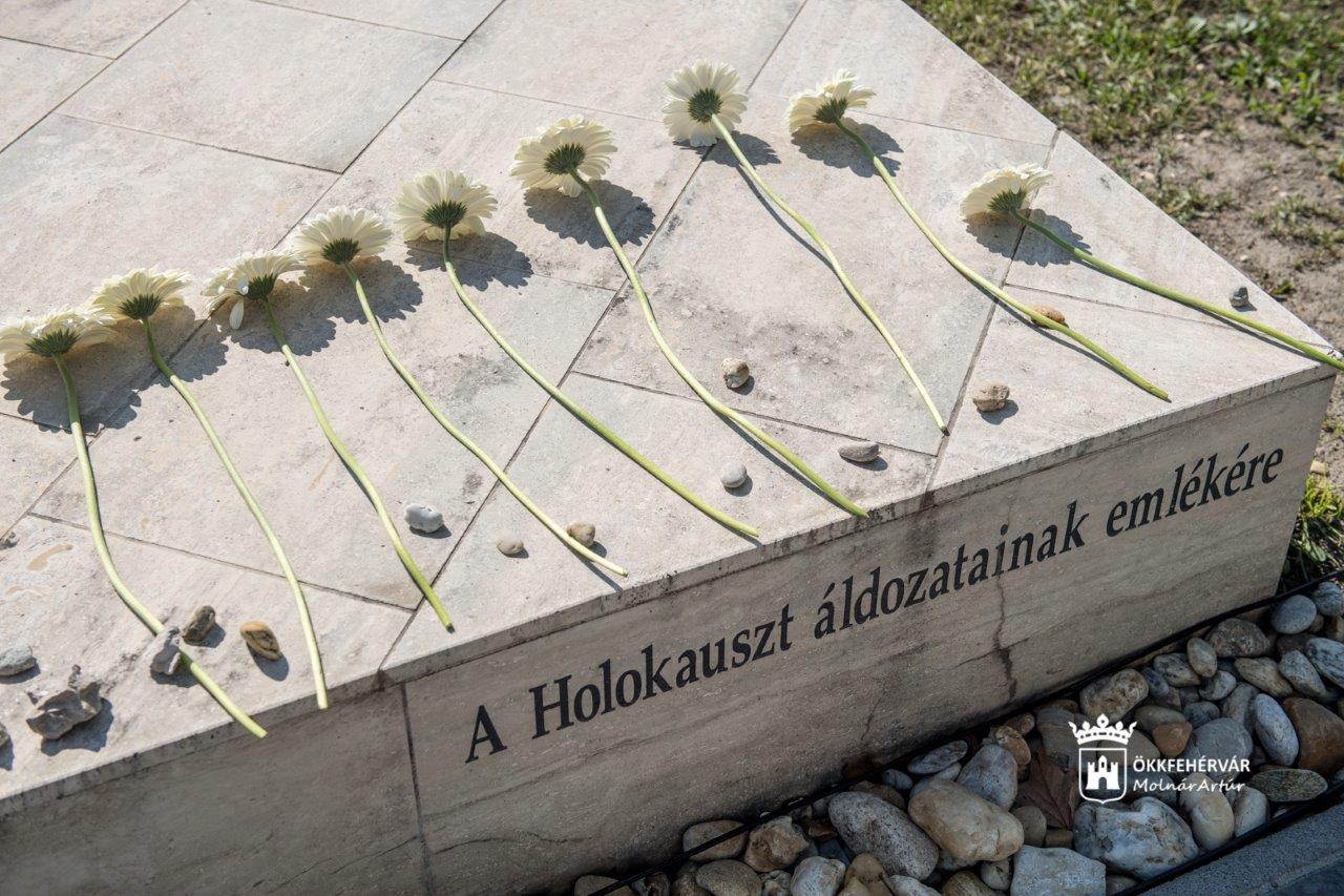 A Székesfehérvárról és Fejér megyéből elhurcolt zsidó áldozatokra emlékeznek