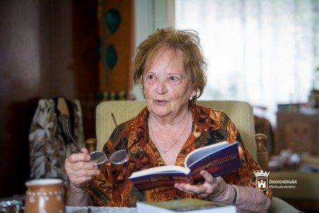 Léleksimogató kötet - interjú Bartal Klárival, az Alkonyórán írójával