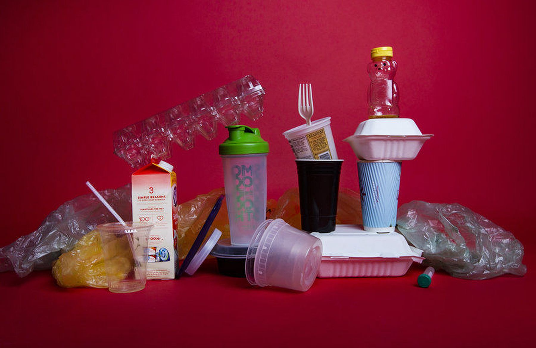 Műalkotás, játék, kézműves termék - egyszer használatos műanyagok új szerepben