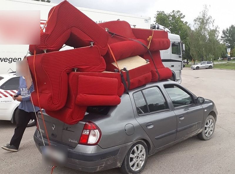 Életveszélyesen szállított egy egész ülőgarnitúrát a tetőn - lekapcsolták a rendőrök