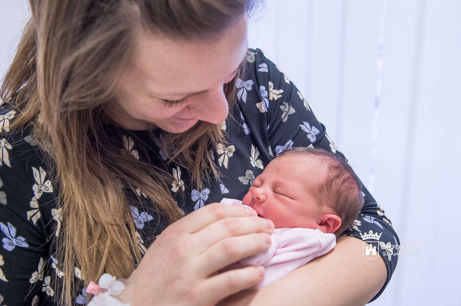 Jelentősen megemelkedik a csecsemőgondozási díj összege