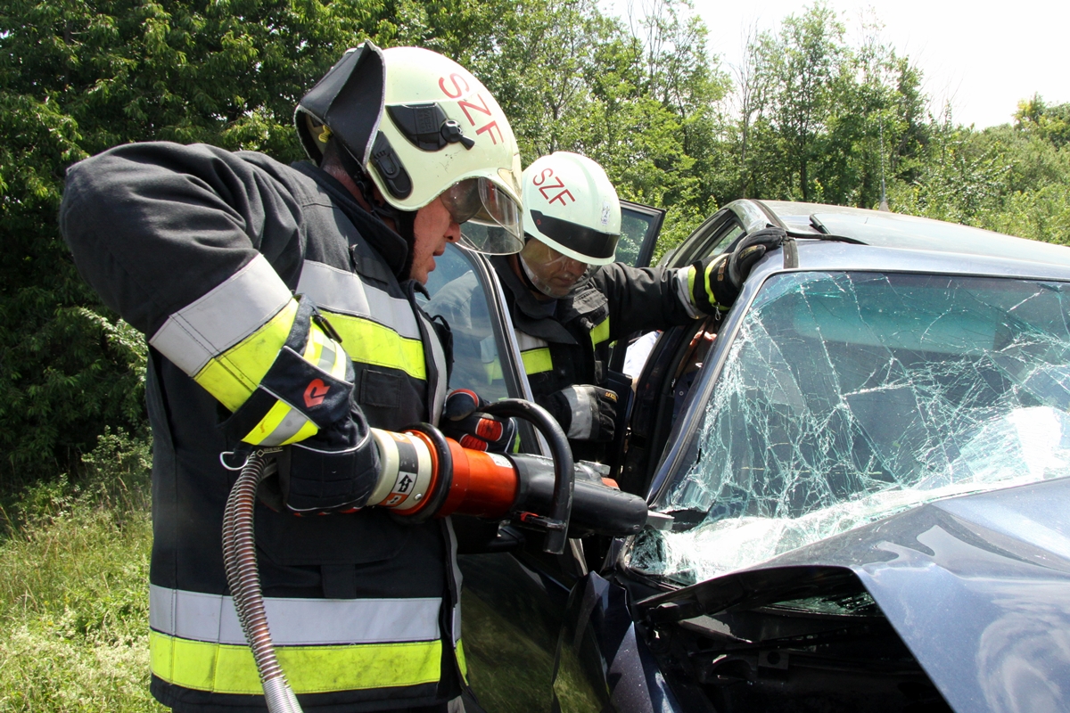 Tűzoltók mentették ki a sofőrt a 81-es főúton