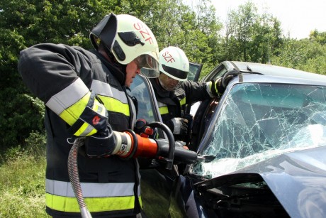 Tűzoltók mentették ki a sofőrt a 81-es főúton