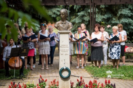 Zenés flashmob és köszönet a Szent György Kórustól
