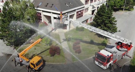 Tűzoltók és közutasok közös „kosarazása” a barátság világnapján