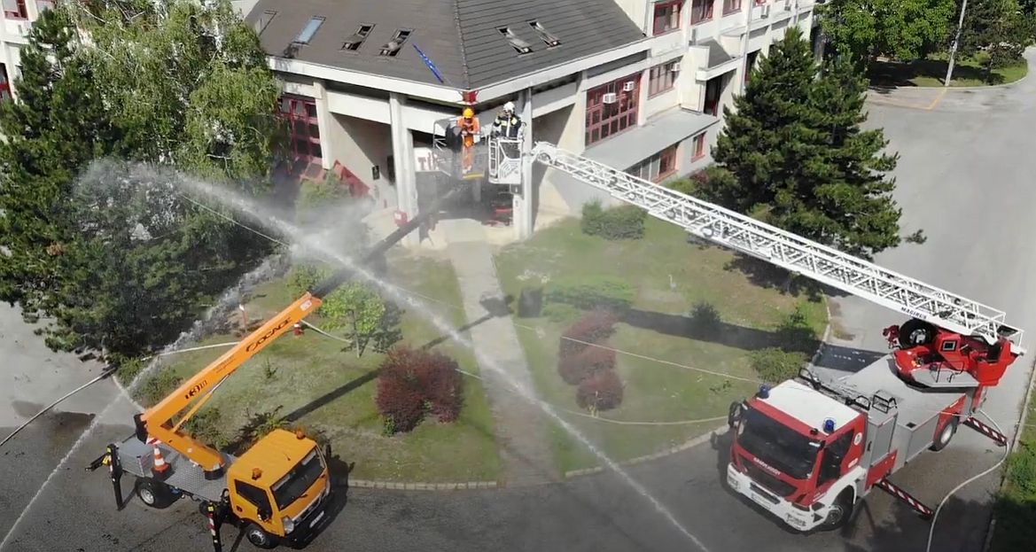 Tűzoltók és közutasok közös „kosarazása” a barátság világnapján