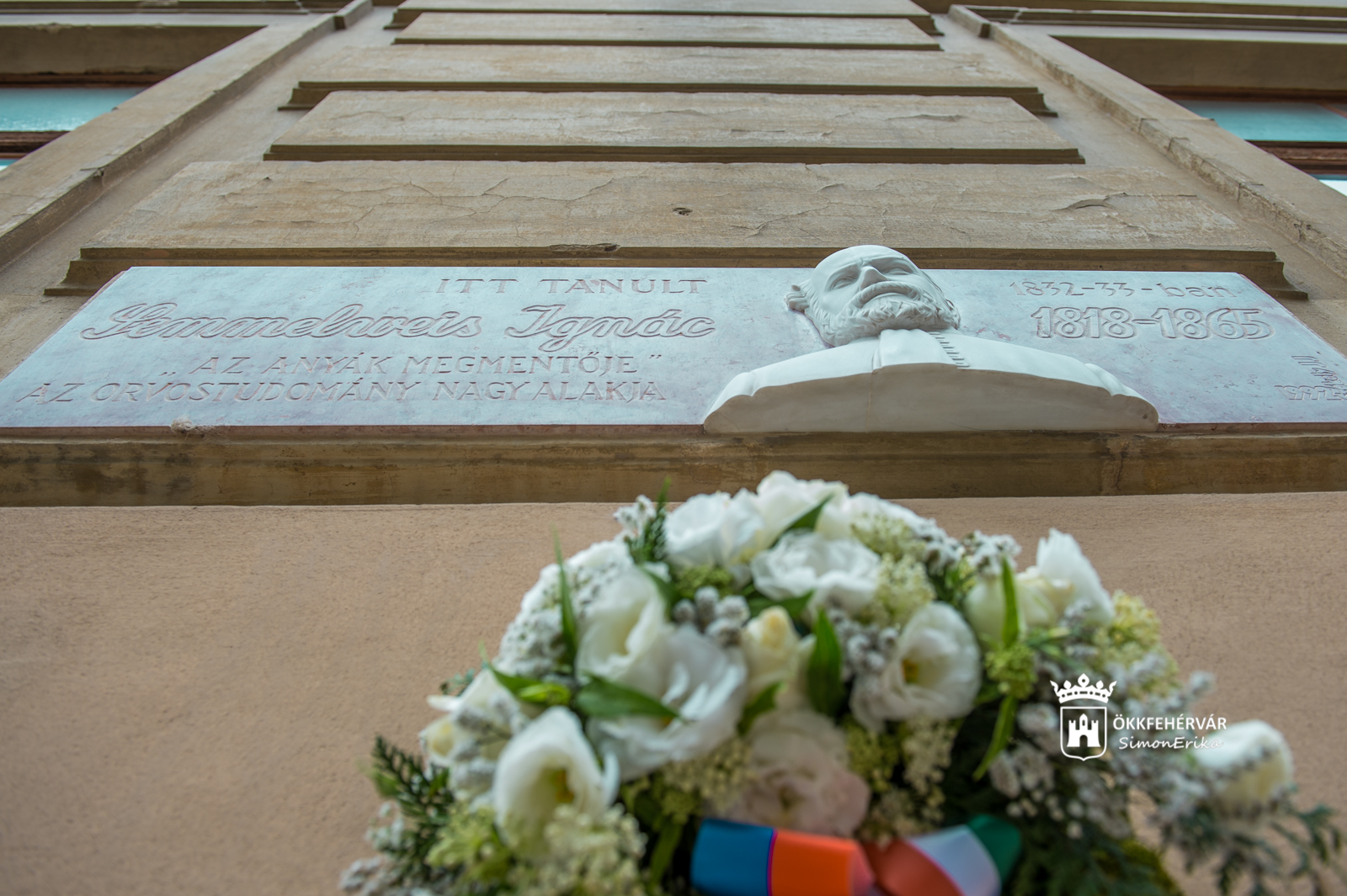 Az Önkormányzat koszorút helyezett el a Semmelweis-emléktáblánál