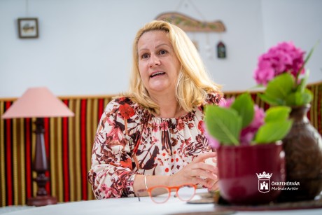 Beszélgetés Sáringer Éva bútorfestő népművésszel