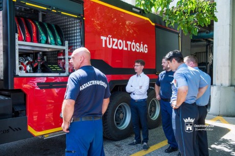 Polgármesteri látogatás és köszönet a székesfehérvári tűzoltólaktanyában