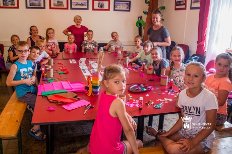 Több mint egy tucat gyerek vakációzik a Tarsoly egyesület kézműves táborában