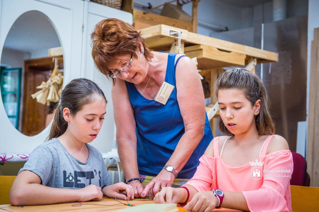 Kismesterek a Rác utcában - elkezdődtek a Fehérvári Kézművesek Egyesületének alkotótáborai