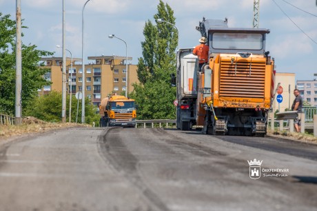 A terveknek megfelelően folyik a Balatoni úti felüljáró felújítása
