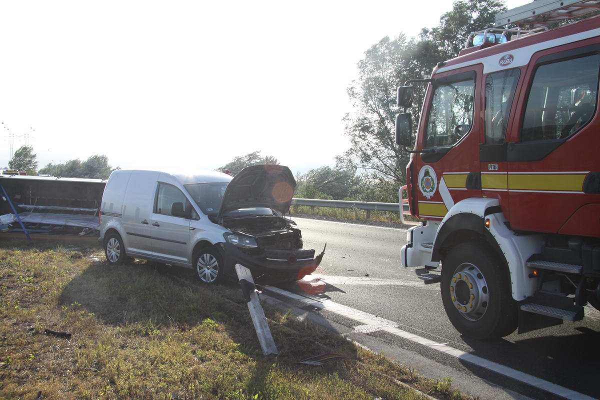 Leszakadt az utánfutó is Fehérvár és Csór között a reggeli balesetben