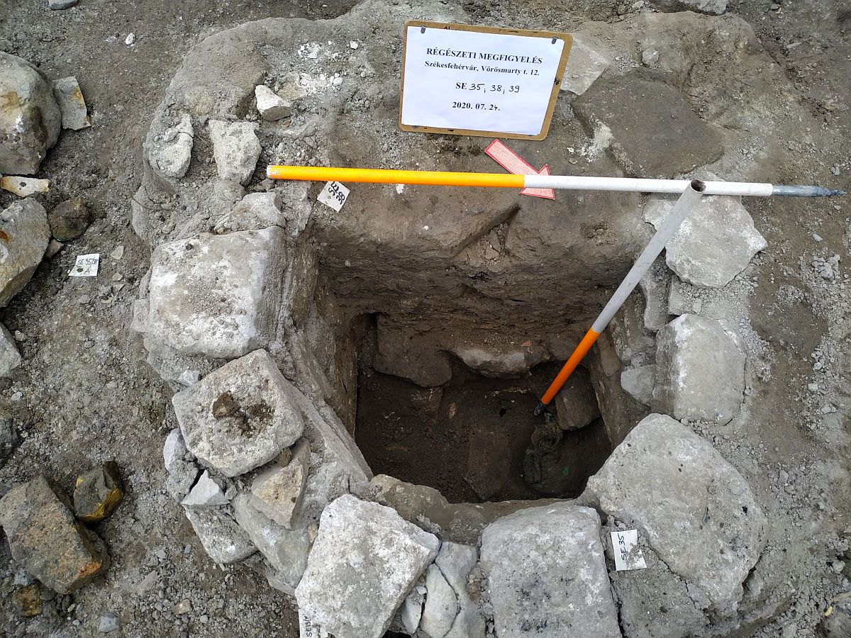 Középkori korsó, cipőtalp és ruhatű is előkerült a Vörösmarty téri ásatáson