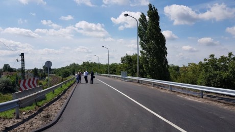 Balatoni út - újra lehet közlekedni a felüljárón