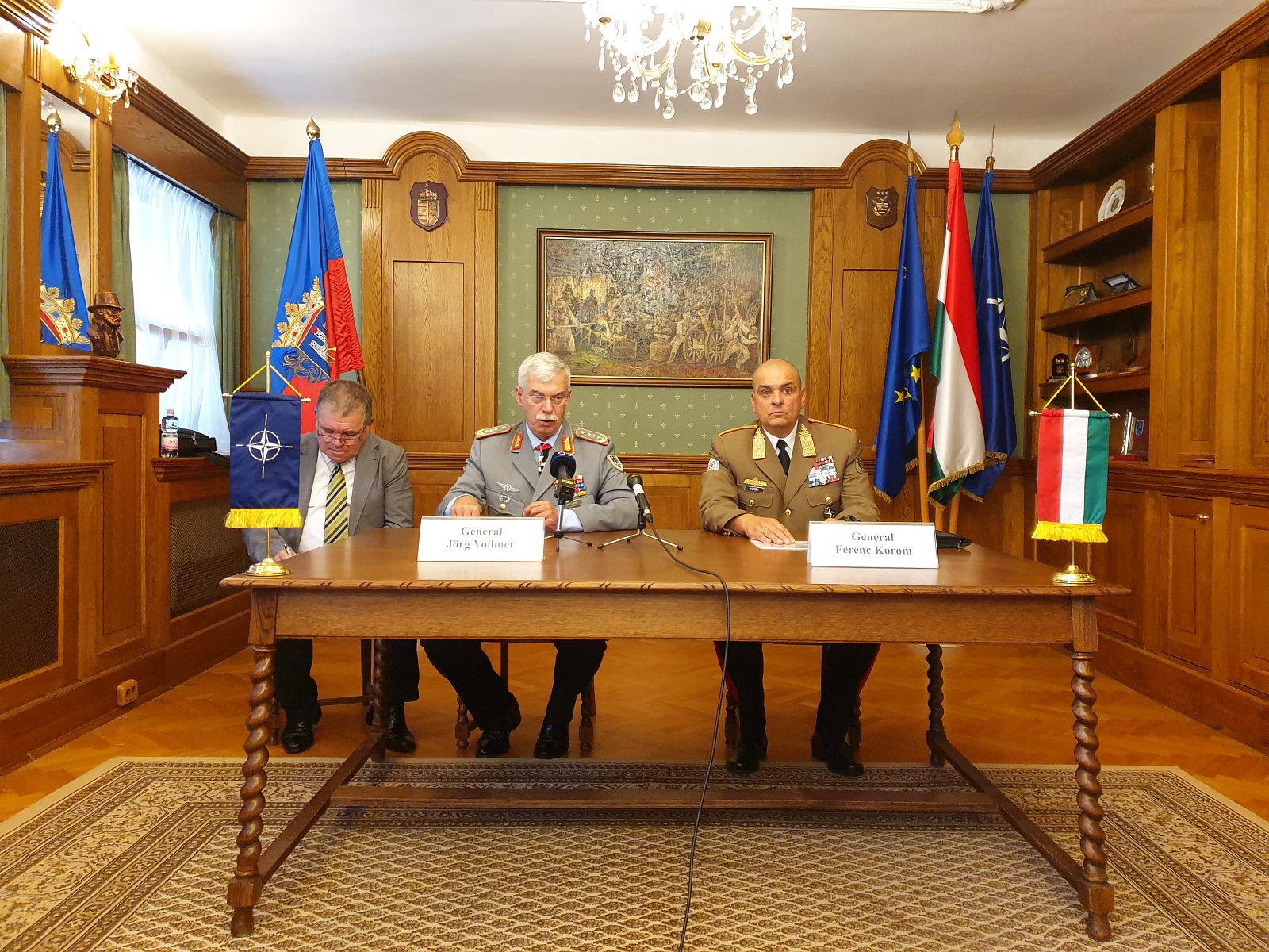 A Többnemzeti Hadosztály-parancsnokságról is tárgyalt Fehérváron a brunssumi NATO parancsnok
