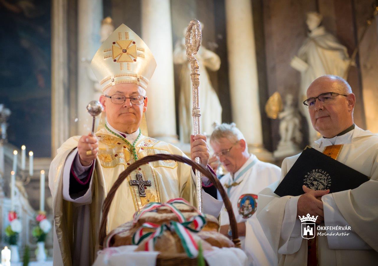 Kenyéráldással és püspöki misével kezdődött Fehérváron Szent István király ünnepe