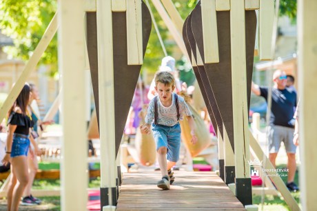 Óriásbábokkal, kézműves játékokkal és lovagi tornával ünnepelték Szent István napját