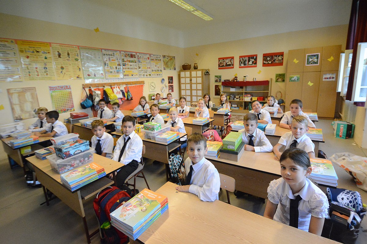 Becsöngetnek - 171 nap után, kedden húszezer iskolás ül újra az iskolabadba Fehérváron