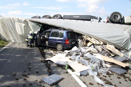 Teljesen elzárta az utat a felborult kamion - mindenki megúszta a balesetet