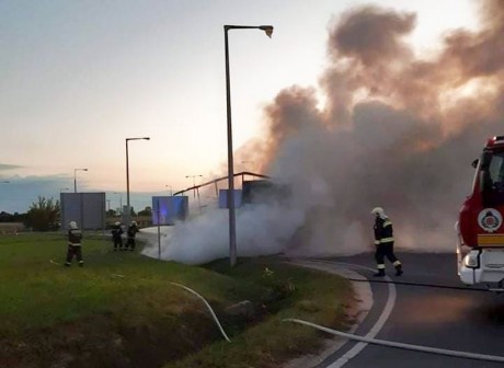 Kórházi ágyakat szállító kamion gyulladt ki a város határában