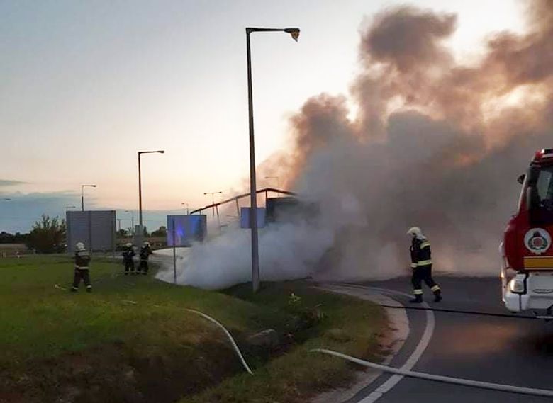 Kórházi ágyakat szállító kamion gyulladt ki a város határában