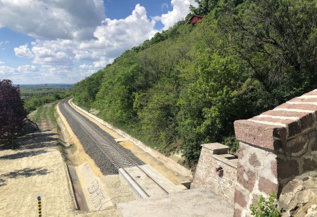 Villamosítják a pályát - jövő héttől vonatpótló buszok közlekednek Balatonfüred felé